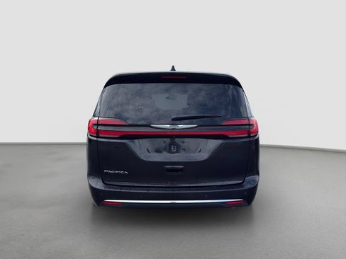 Used 2023 Chrysler Pacifica Touring-L FWD image 5