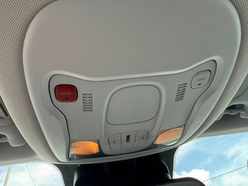 Used 2023 Jeep Renegade Latitude AWD/4WD image 29
