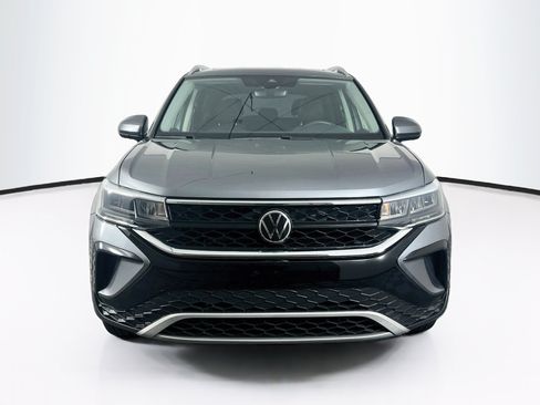 Used 2023 Volkswagen Taos SE w/ Panoramic Sunroof Package FWD image 2