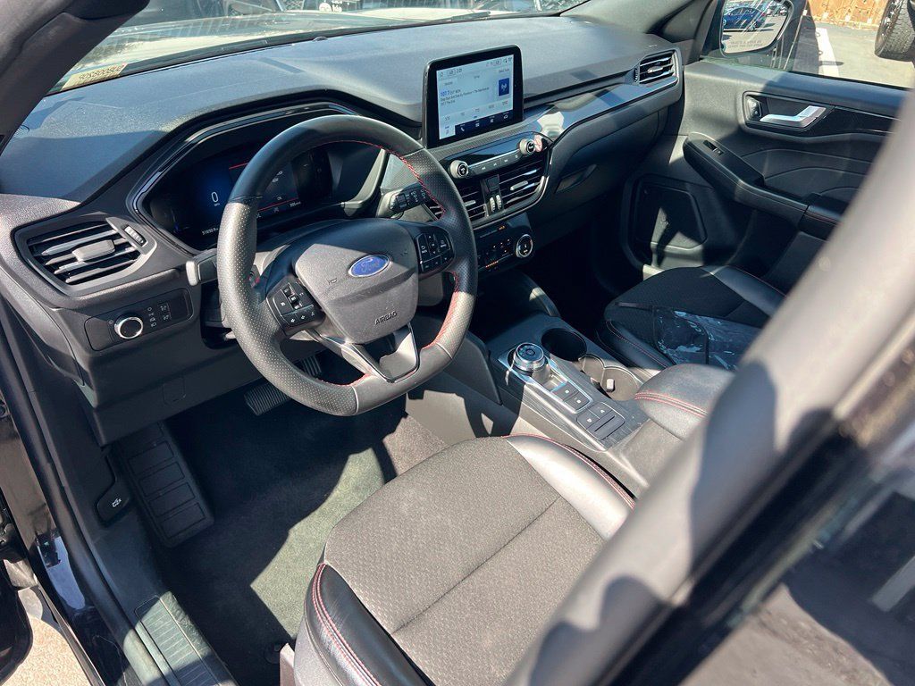 Used 2025 Ford Escape ST-Line FWD image 14