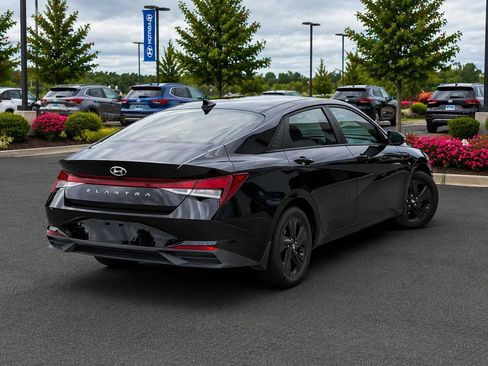 Used 2022 Hyundai Elantra SEL FWD image 5