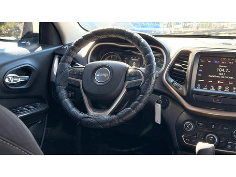 Used 2015 Jeep Cherokee Latitude AWD/4WD image 16