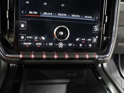 Used 2025 GMC Yukon AT4 AWD/4WD image 11
