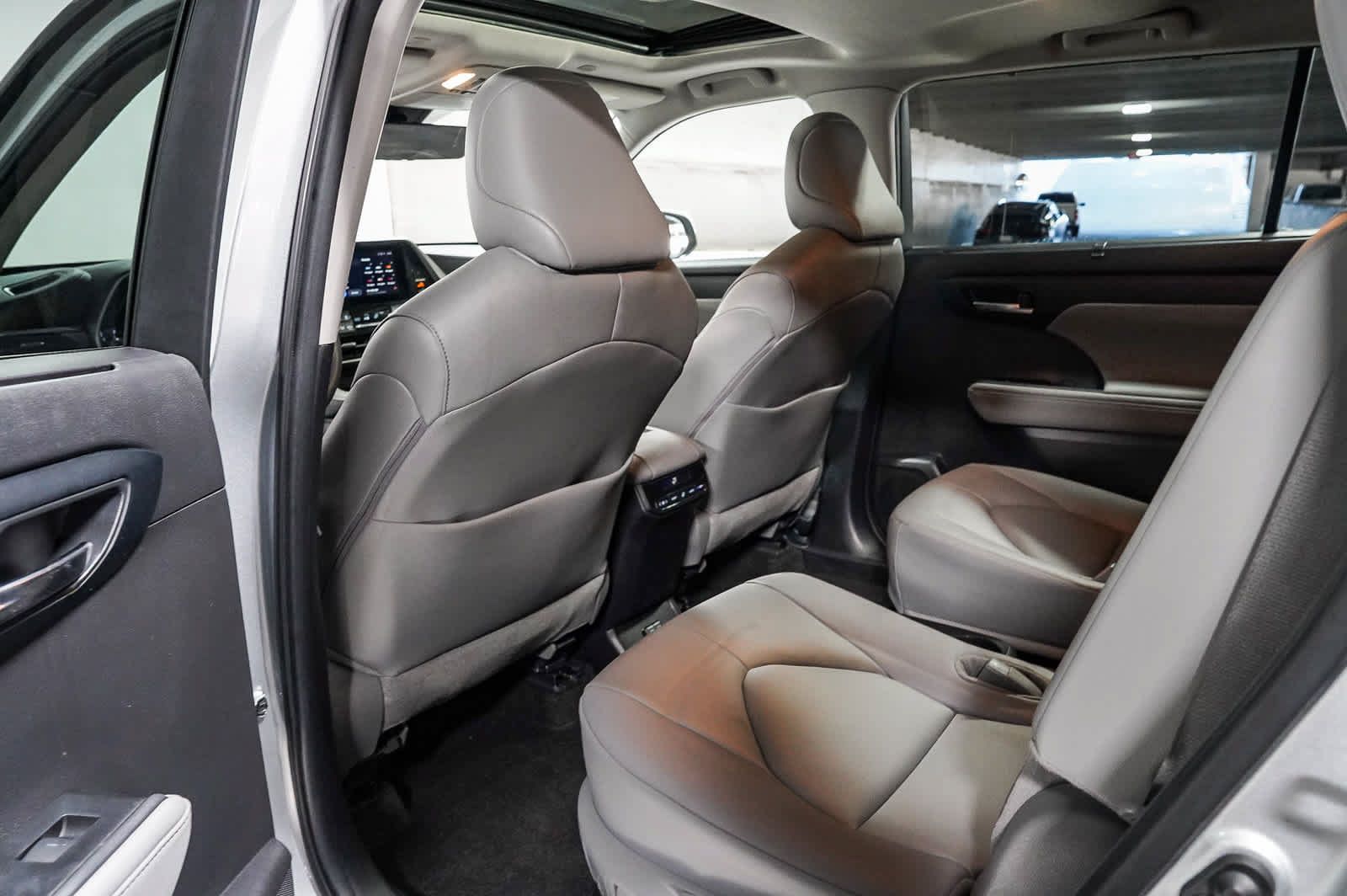 Used 2024 Toyota Highlander XLE AWD/4WD image 19