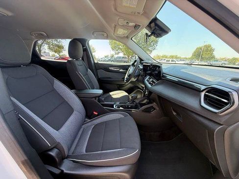 Used 2025 Chevrolet TrailBlazer LT AWD/4WD image 3
