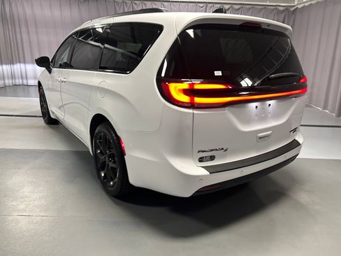 Used 2024 Chrysler Pacifica Limited w/ S Appearance Package image 5