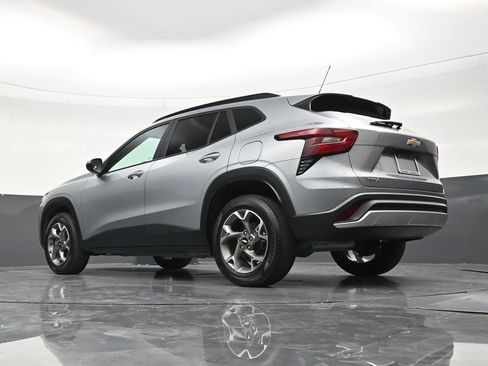 Used 2025 Chevrolet Trax LT FWD image 23