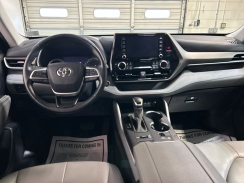 Used 2022 Toyota Highlander XLE AWD/4WD image 4