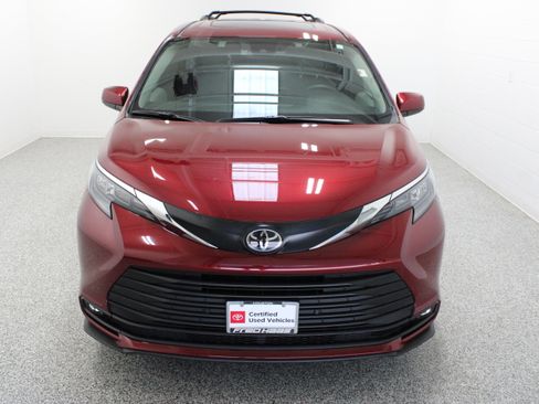 Used 2026 Toyota Sienna XLE FWD image 3