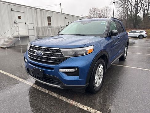 Used 2022 Ford Explorer XLT w/ Equipment Group 202A image 4