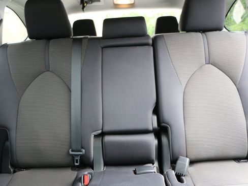 Used 2022 Toyota Highlander LE FWD image 26