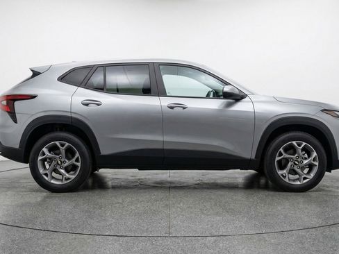 Used 2025 Chevrolet Trax LT image 11