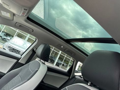 Certified 2025 Volkswagen Taos SE w/ Panoramic Sunroof Package AWD/4WD image 29