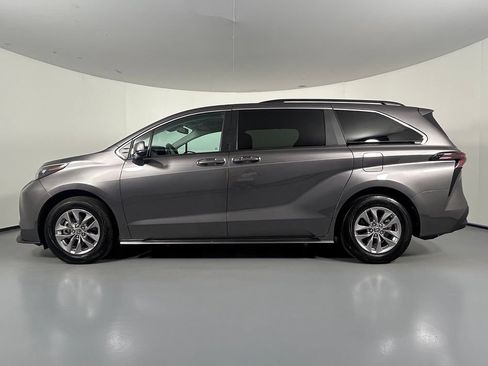 Used 2024 Toyota Sienna LE w/ LE Plus Package AWD/4WD image 4