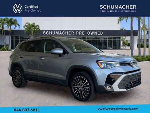 Used 2025 Volkswagen Taos SE FWD image 1