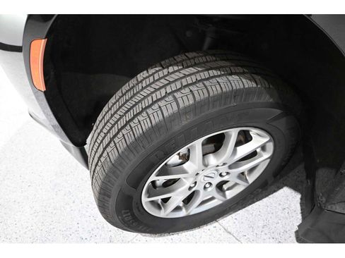 Used 2021 Chrysler Pacifica Touring w/ Cold Weather Group FWD image 11