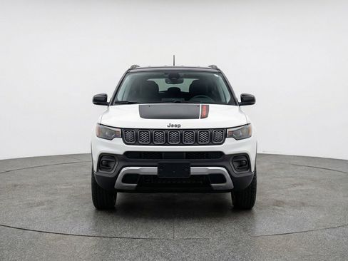 Used 2025 Jeep Compass Trailhawk AWD/4WD image 2
