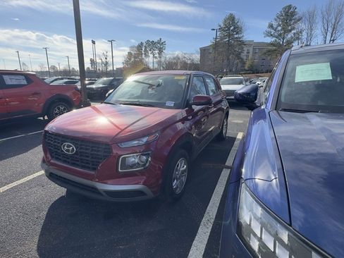 Used 2024 Hyundai Venue SE image 2