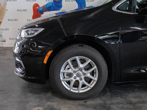 Used 2024 Chrysler Pacifica Touring-L FWD image 15