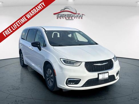 Used 2024 Chrysler Pacifica Limited FWD image 1