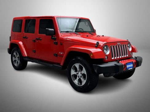 Used 2016 Jeep Wrangler Unlimited Sahara w/ Connectivity Group AWD/4WD image 3