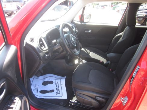 Used 2016 Jeep Renegade Latitude FWD image 9