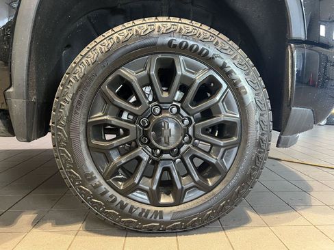 Used 2026 Chevrolet Silverado 2500 High Country w/ Midnight Edition AWD/4WD image 9