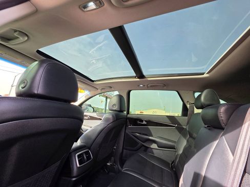 Used 2019 Kia Sorento EX image 3