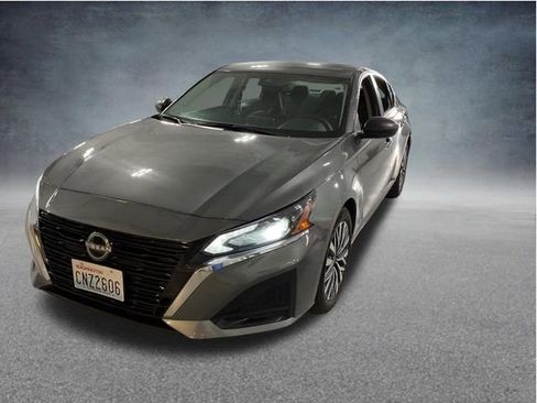 Used 2025 Nissan Altima 2.5 SV FWD image 3