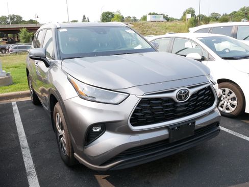 Used 2026 Toyota Highlander XLE AWD/4WD image 3
