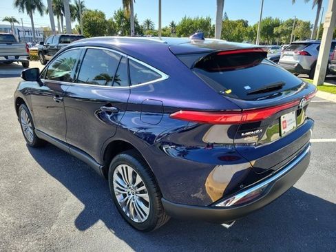 Used 2023 Toyota Venza XLE image 3