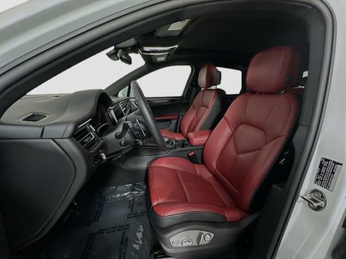 Used 2025 Porsche Macan image 5
