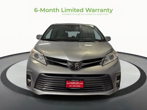 Used 2018 Toyota Sienna XLE Premium FWD image 2