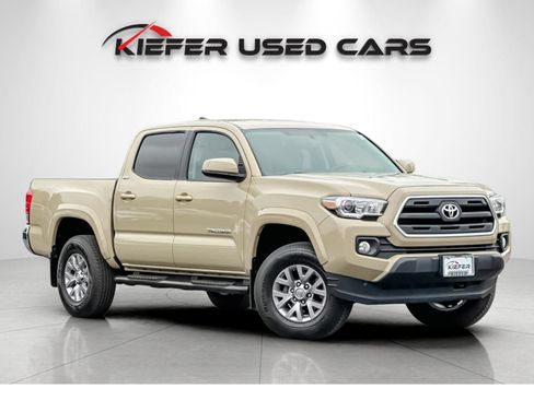 Used 2017 Toyota Tacoma SR5 w/ Tow Package AWD/4WD image 2