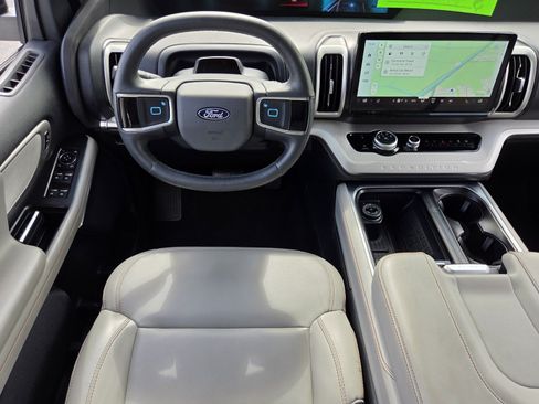 Used 2025 Ford Expedition Active RWD image 12