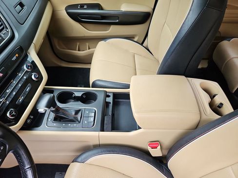 Used 2018 Kia Sedona LX w/ LX Essentials Premium Package FWD image 28
