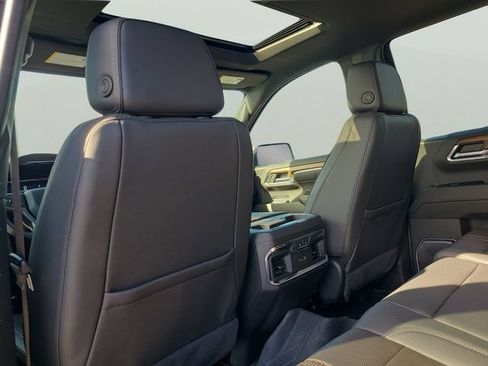 Used 2024 Chevrolet Silverado 1500 High Country w/ High Country Premium Package AWD/4WD image 7