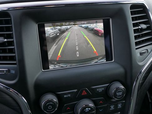 Used 2021 Jeep Grand Cherokee Laredo image 22