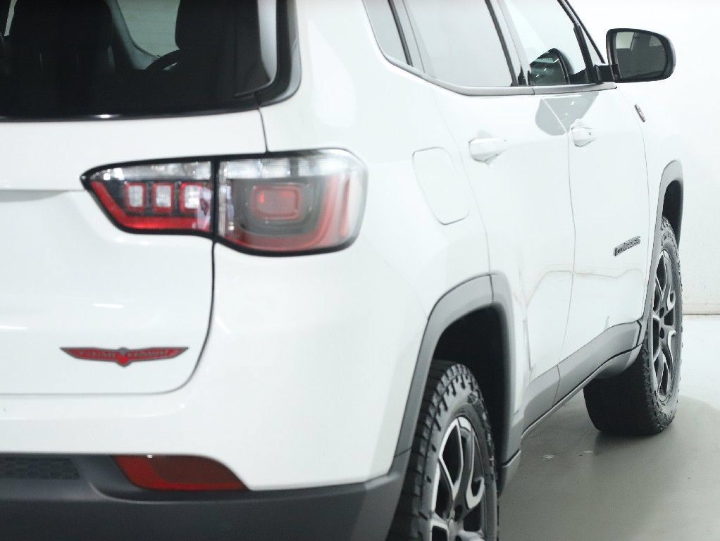 Used 2025 Jeep Compass Trailhawk AWD/4WD image 44