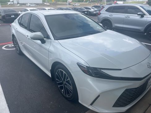 Used 2025 Toyota Camry XLE FWD image 3