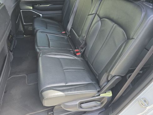 Used 2024 Jeep Wagoneer L Series II w/ Flexible Seating Group AWD/4WD image 16