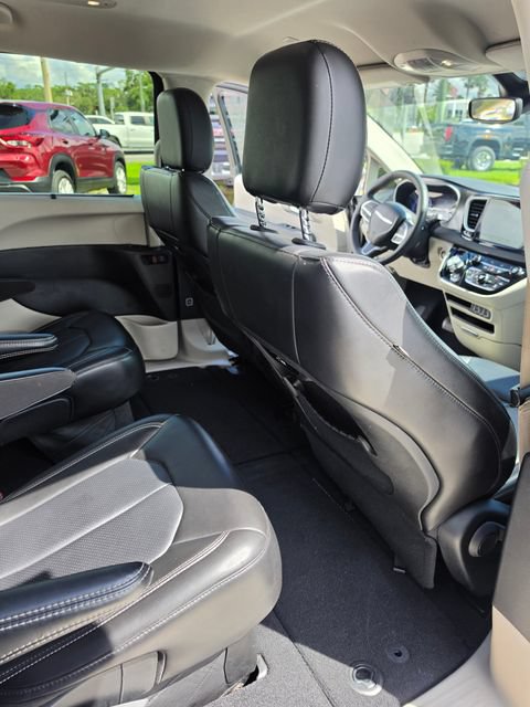 Used 2023 Chrysler Pacifica Touring-L FWD image 25