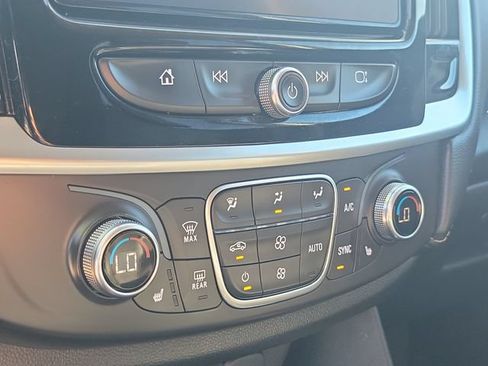 Used 2020 Chevrolet Traverse LT FWD image 19