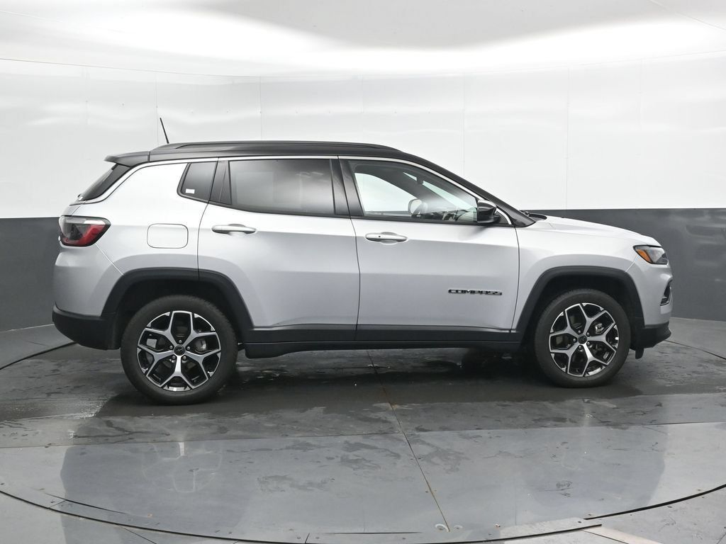 Used 2025 Jeep Compass Limited AWD/4WD image 4
