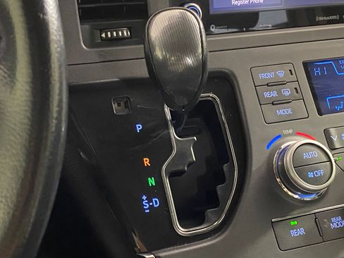 Used 2019 Toyota Sienna SE image 16