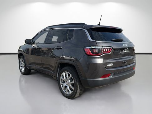 Used 2023 Jeep Compass Latitude AWD/4WD image 5