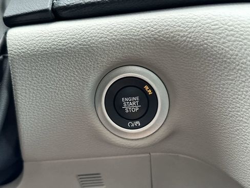 Used 2023 Chrysler Pacifica Touring-L image 62