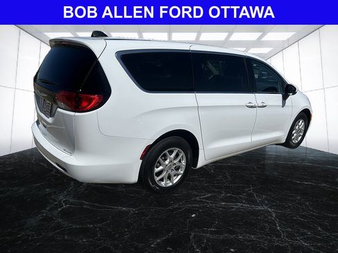 Used 2023 Chrysler Voyager LX FWD image 6