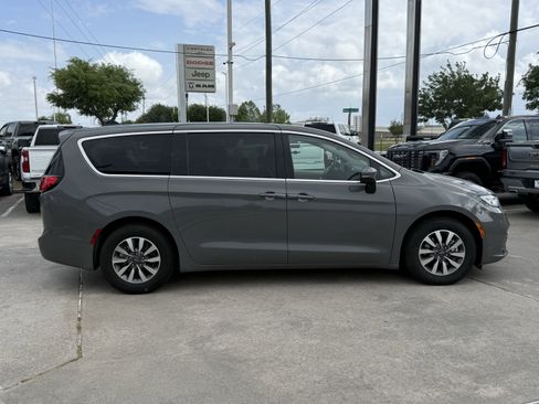 Used 2023 Chrysler Pacifica Touring-L image 3