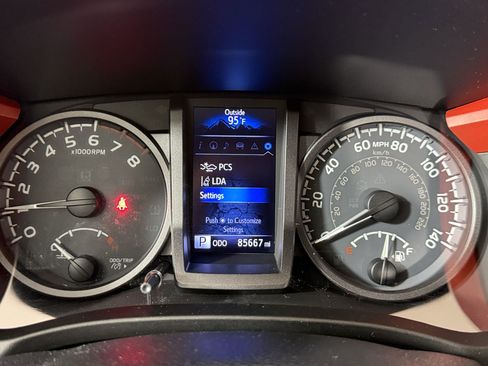 Used 2018 Toyota Tacoma TRD Off-Road AWD/4WD image 22